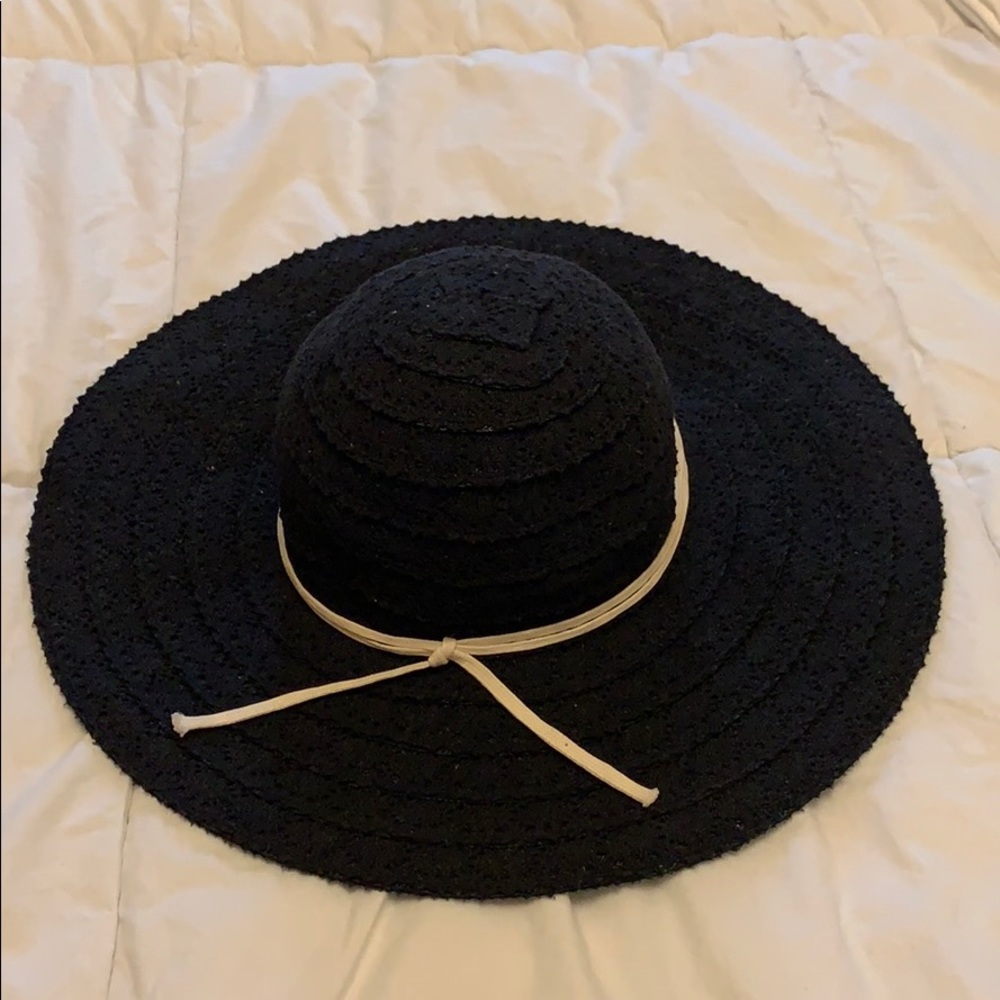 BLACK BEACH HAT